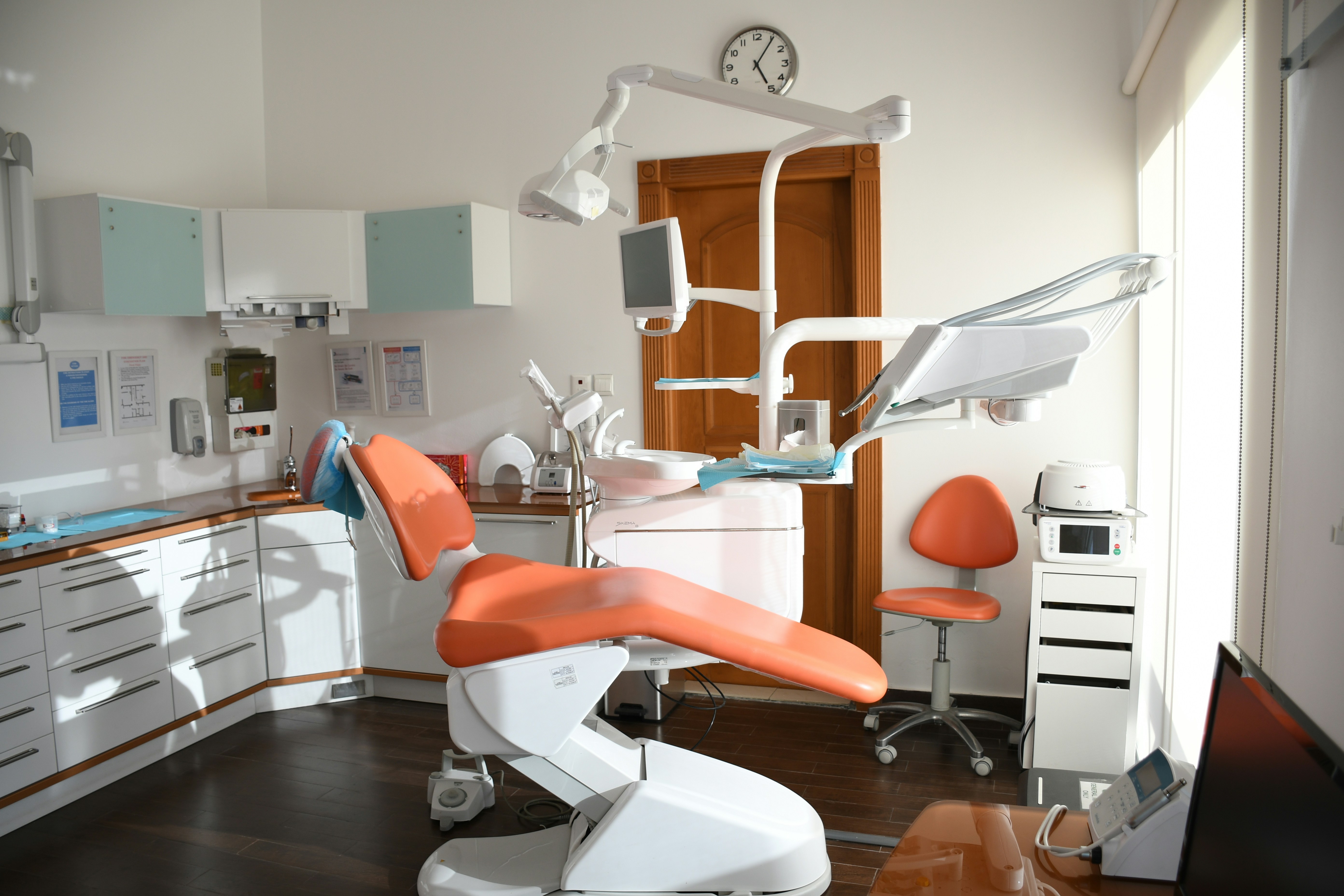 where does dental assistant work